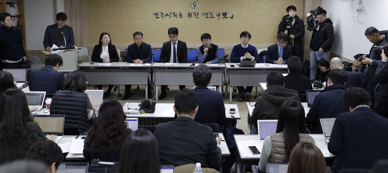 On Jan. 6, attorneys and civic groups representing victims of forced labor hold a press conference in Seoul to announce a proposal for solving the historical dispute between South Korea and Japan regarding forced mobilization during the latter’s colonial occupation. (Kim Hye-yun, staff photographer)
