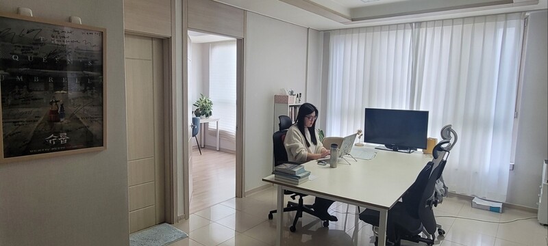 박바라 작가가 사무실에서 일하는 모습. 본인 제공