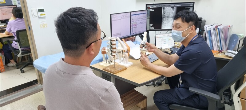 안승준 목포시의료원 제1정형외과장이 지난 3일 진료실에서 환자를 보고 있다. 이 병원 정형외과는 매일 100명 이상의 외래 환자로 붐빈다. 천호성 기자 rieux@hani.co.kr