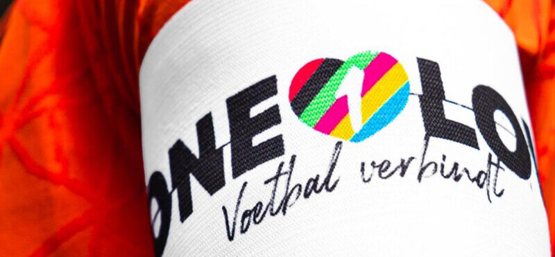네덜란드축구협회가 공개한 차별 반대 무지개 완장. 네덜란드축구협회 누리집 갈무리
