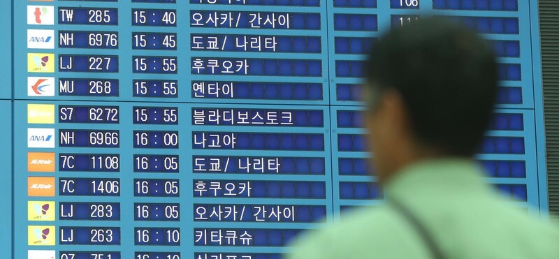 Check-in and flight information at Incheon International Airport. (Park Jong-shik