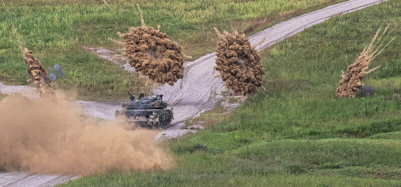 A Korean howitzer blows up smoke bombs during joint drills with the US at the Rodriguez Live Fire Complex in Pocheon, Gyeonggi Province, on Aug. 31, 2022. (Yonhap)