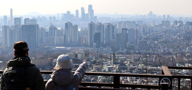 1일 서울 남산 전망대에서 바라본 시내 모습. 연합뉴스