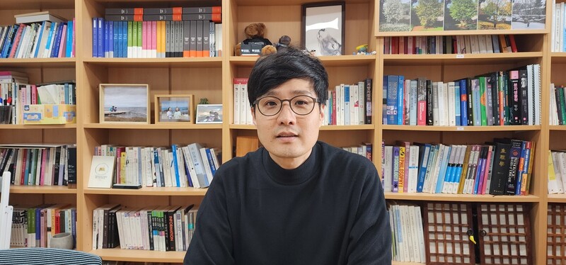 김승섭 서울대 보건대학원 환경보건학과 교수가 지난 13일 사무실에서 한겨레와 인터뷰하고 있다. 정환봉 기자