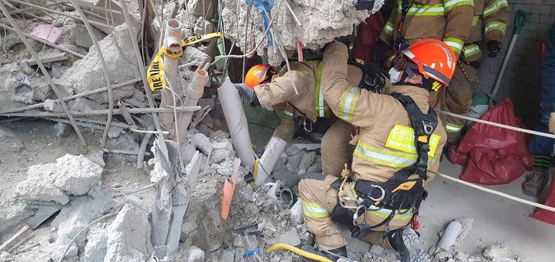 25일 119구조대원들이 붕괴 사고로 노동자 5명이 실종된 광주 화정아이파크 201동 아파트 31층을 수색하고 있다. 광주소방안전본부 제공