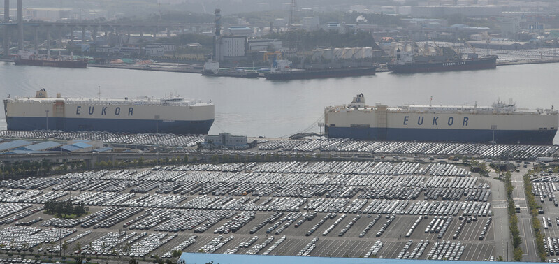 Completed automobiles fill a yard in preparation for export aboard ships in Ulsan, South Korea, in September 2022. (Yonhap)