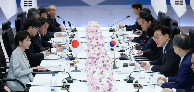 Prime Minister Sanae Takaichi of Japan (left) speaks with President Lee Jae Myung of South Korea (right) during an expanded summit held at a hotel in Andong, South Korea, on May 19, 2026. (Yonhap)