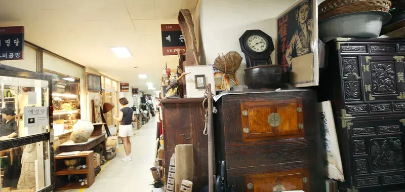 Antiques overflow into the hallways in the complex. (Park Mee-hyang/Hankyoreh)