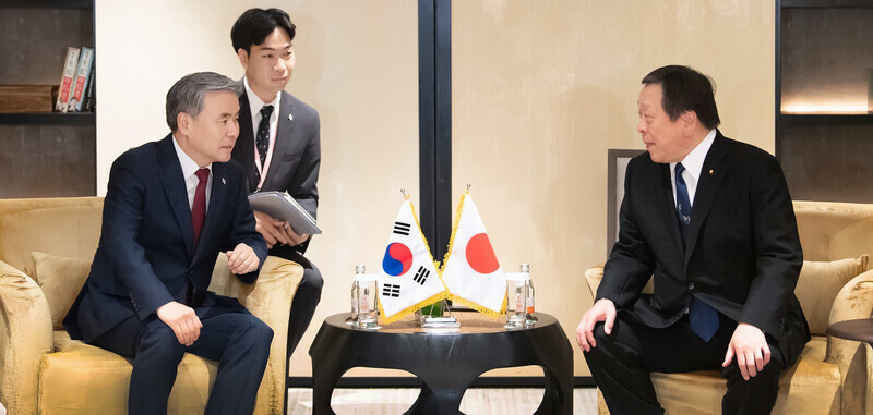 Minister of National Defense Lee Jong-sup speaks with Japan’s National Defense Minister Yasukazu Hamada on the sidelines of the Shangri-La Dialogue in Singapore on June 4. (courtesy of the Ministry of National Defense)