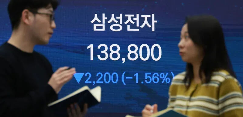 The share price for Samsung Electrics is shown on a monitor at the trading room of Woori Bank in downtown Seoul on Jan. 8, 2026. (Jung Yong-il/Hankyoreh)