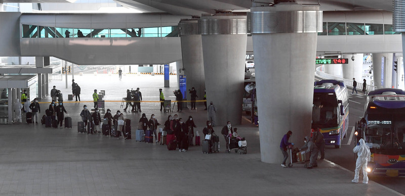 Travelers arriving at Incheon International Airport from Milan, Italy, are being transported to screening and quarantine facilities on Apr. 1. (Yonhap News)