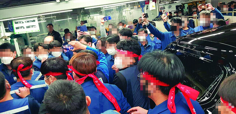 Workers block an Ioniq 5 test vehicle from entering Hyundai Motor’s No. 1 factory in Ulsan on Jan. 31. (photo submitted by reader)