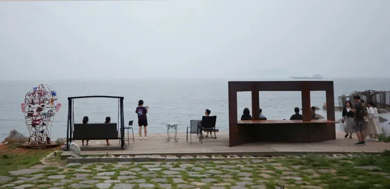 Baemikkumi Sculpture Park features rest points that offer a great view of the water. (Park Mee-hyang/Hankyoreh)