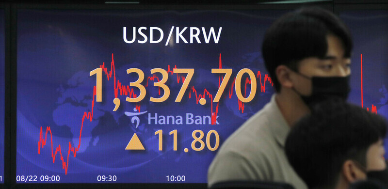A monitor in Hana Bank’s dealing room in downtown Seoul shows the won-dollar exchange rate on Aug. 22. (Kim Hye-yun/The Hankyoreh)
