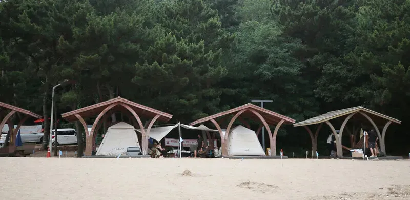 Camping lots are available on the shore of Si-do. (Park Mee-hyang/Hankyoreh)