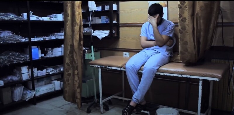 시리아의 한 병실에 혼자 남은 의사가 울고 있다. 다큐멘터리 <사마에게> 갈무리