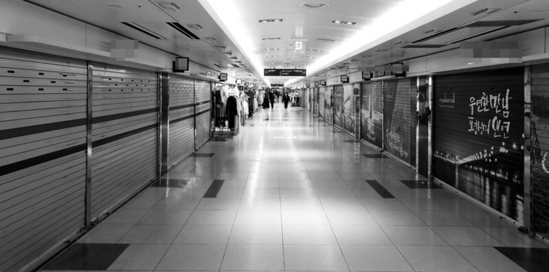 Shops in the underground arcade of Bupyeong Station shut down on Feb. 24 in light of the novel coronavirus spread. (Yonhap News)
