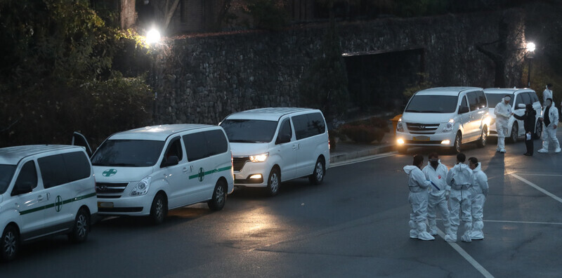 Ambulances carrying the bodies of those who died from COVID-19 queue in the parking lot in front of Seoul Crematorium in Goyang’s Deokyang District on Friday. (Kim Tae-hyeong/The Hankyoreh)