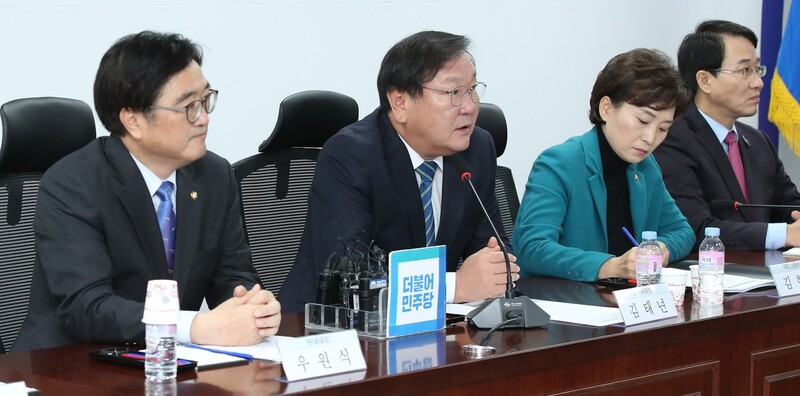 Democratic Party policy committee chair Kim Tae-nyeon speaks at a press briefing following discussion on residential services at the National Assembly on Nov. 27. From left are floor leader Woo Won-shik
