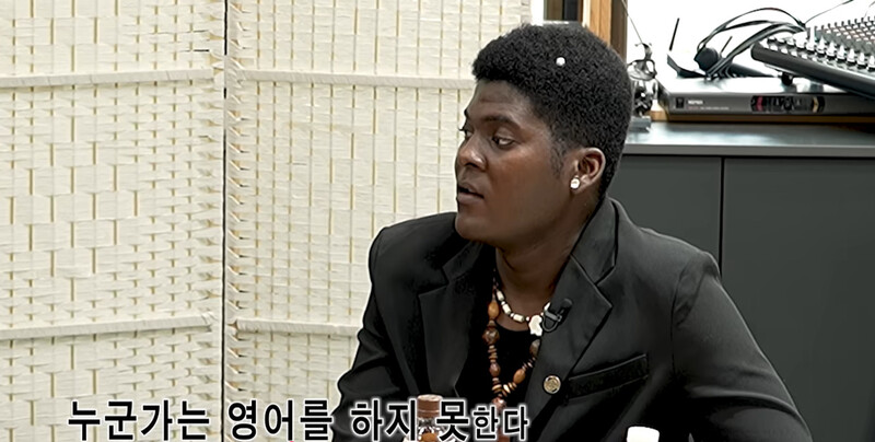 제이가 영어로 자신의 콘텐츠를 설명하자 온유가 지은 표정. 조나단 유튜브 화면 갈무리