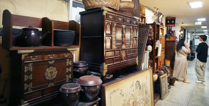 Antiques overflow into the hallways in the complex. (Park Mee-hyang/Hankyoreh)