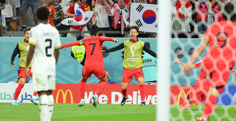 28일(현지시각) 열린 2022 카타르월드컵 H조 2차전에서 한국의 조규성이 동점골을 넣자 경기장 밖에 있던 이재성(10번)이 환호하고 있다. 도하/연합뉴스