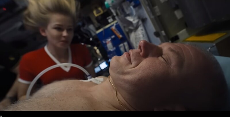 실제로 우주정거장에서 임무 수행 중인 러시아 우주비행사가 환자역을 맡았다. 유튜브 갈무리