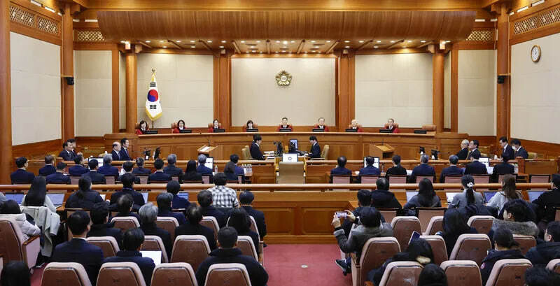 윤석열 대통령 탄핵 심판의 2차 변론기일인 지난달 16일 서울 종로구 헌법재판소 대심판정에 정계선(왼쪽부터), 김복형, 정정미, 이미선, 문형배, 김형두, 정형식, 조한창 헌재 재판관이 앉아있다. 공동취재사진