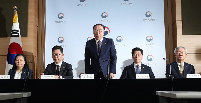 South Korean Deputy Prime Minister and Minister of Economy and Finance Hong Nam-ki (center) announces South Korea’s decision to not defend the country’s developing status in agriculture under the World Trade Organization at the Central Government Complex in Seoul on Oct. 25. (Yonhap News)