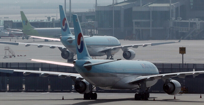 A Korean Air passenger plane sits on the tarmac at Incheon International Airport in this undated file photo. (Yonhap News)