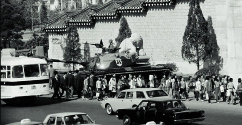 A tank in front of Gwanghwamun in October 1972. (Hankyoreh archives)