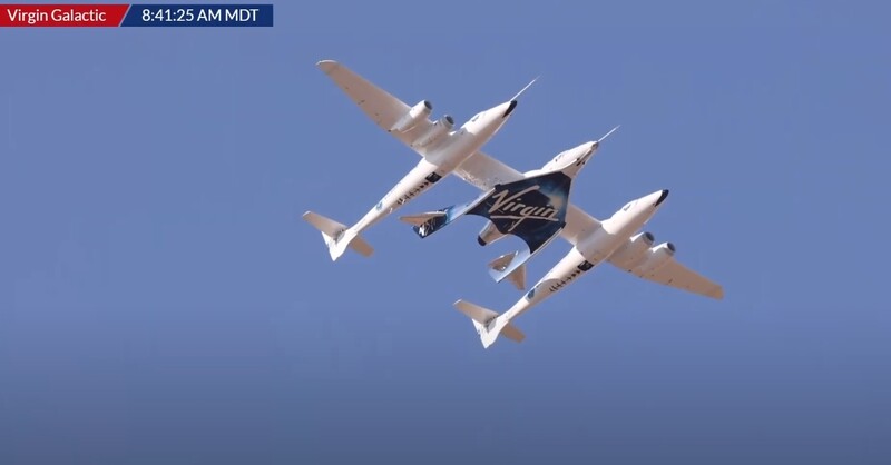 로켓여객기 유니티(가운데)를 싣고 고도를 높이는 모선항공기 ‘이브’.