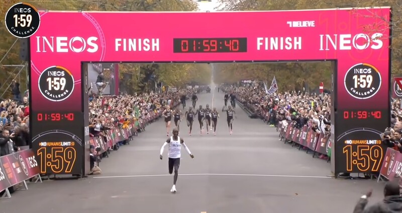 킵초게는 2019년 10월12일 열린 비공식 대회에서 사상 처음으로 마라톤 2시간 벽을 깨는 주인공이 됐다. 웹방송 갈무리