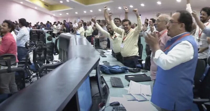 찬드라얀 3호가 달 착륙 성공하자 벵갈루루 관제센터의 인도우주연구기구 직원들이 환호하고 있다. 웹방송 갈무리