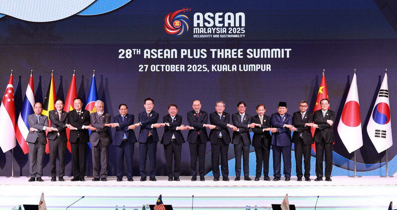 이재명 대통령이 지난 27일 말레이시아 쿠알라룸푸르 컨벤션센터에서 열린 아세안+3 정상회의에서 참석자들과 기념촬영을 하고 있다. 왼쪽부터 하우 칸 솜 미얀마 외교부 사무차관, 로런스 웡 싱가포르 총리, 아누틴 찬위라꾼 태국 총리, 사나나 구스마오 동티모르 총리, 팜 민 찐 베트남 총리, 이재명 대통령, 모테기 도시미쓰 일본 외무상, 안와르 이브라힘 말레이시아 총리, 리창 중국 총리, 페르디난드 마르코스 필리핀 대통령, 하사날 볼키아 브루나이 국왕, 프라보워 수비안토 인도네시아 대통령, 헝쭈은 나론 캄보디아 부총리, 손싸이 시판돈 라오스 총리. 쿠알라룸푸르/연합뉴스