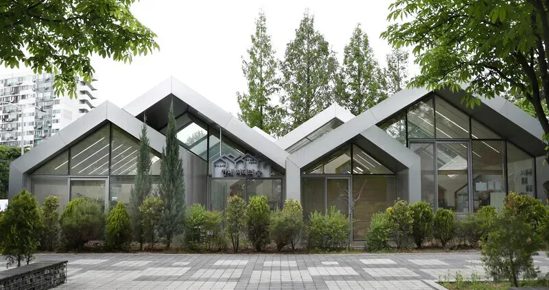 The Hannae Forest of Wisdom&rsquo;s unique architectural design has won numerous awards. The children&rsquo;s library offers all sorts of enrichment for little ones. (Park Mee-hyang/Hankyoreh)