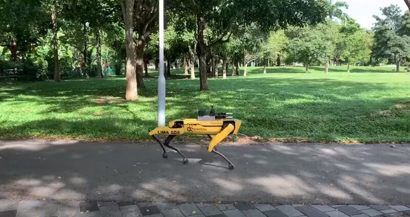 싱가포르 비샨공원을 순찰 중인 로봇개 스팟. 유튜브 갈무리