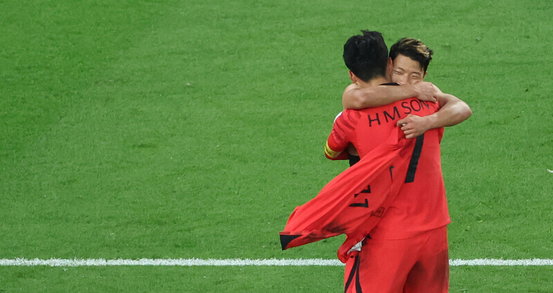 Hwang Hee-chan and Son Heung-min embrace after scoring a goal to come back from behind during their match against Portugal at Education City Stadium in Al Rayyan, Qatar, on Dec. 3 (Korea time). (Yonhap)