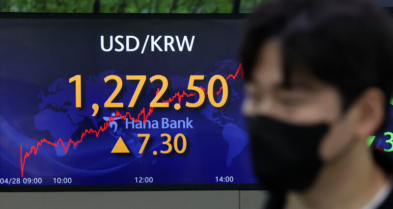 A monitor at KEB Hana Bank’s dealing room in downtown Seoul shows the won-to-dollar exchange rate on the afternoon of April 28. (Yonhap News)