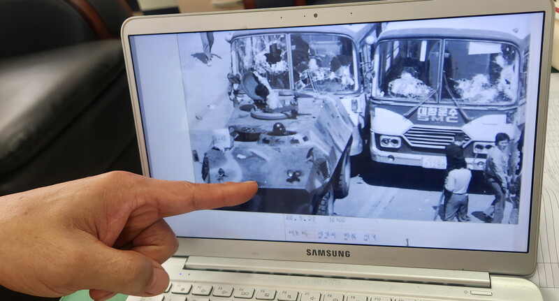 At the time of the May 18th Democratization Movement, a citizen militia member named Jo, who was at the site of the mass firing at the former Jeollanam-do Provincial Office, points to a picture of an armored vehicle he is believed to have been riding at the time.  Reporter Kim Yong-hee kimyh@hani.co.kr