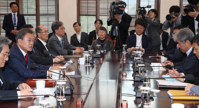 South Korean President Moon Jae-in presides over a meeting of Blue House senior secretaries and advisors on Apr. 29. (Blue House photo pool)