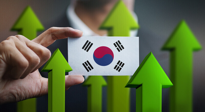 경제협력개발기구(OECD)는 한국의 성장률 전망치를 2.2%에서 2.6%로 상향 조정했다.