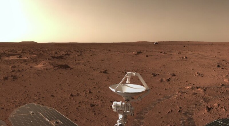 주룽에서 촬영한 화성 파노라마 사진의 일부. 통신용 안테나와 태양광 패널이 보인다. 중국국가항천국 제공