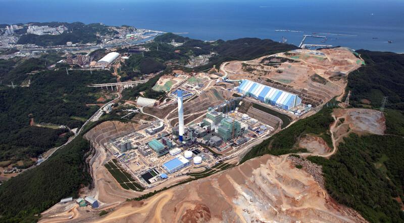 지난 2023년 5월24일 강원도 삼척시 적노동 폐광산 터에 2100㎿(1050㎿급 2기) 규모의 우리나라 ‘마지막’ 석탄화력발전소인 삼척블루파워가 건설 중인 모습. 2호기가 지난 2일부터 상업 운전을 시작했다. 박종식 기자 anaki@hani.co.kr
