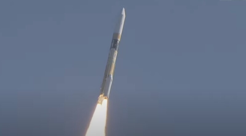 9월7일 오전 8시42분 일본의 H-2A 로켓이 가고시마현 다네가시마우주센터에서 달 착륙선 슬림과 엑스선 관측위성 크리즘을 싣고 날아오르고 있다. 웹방송 갈무리