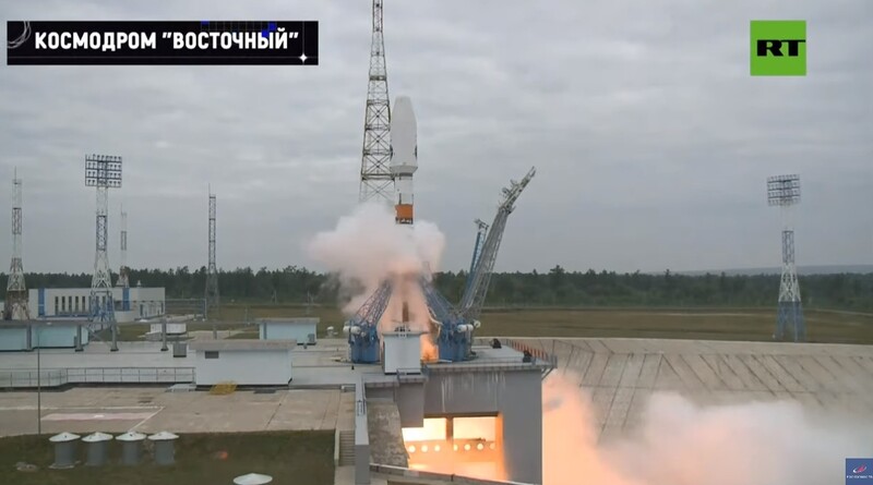 러시아의 소유즈 로켓이 11일 달 착륙선 루나 25호를 싣고 이륙하고 있다. 웹방송 갈무리