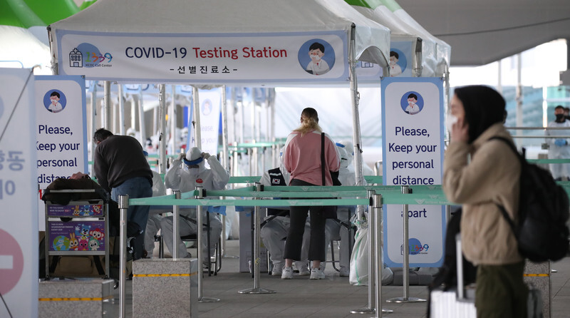 Travelers from Europe are tested at an open-air screening center outside Incheon International Airport on Mar. 29. (Yonhap News)