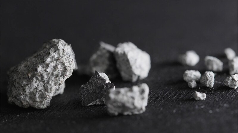 6월26일 미국 애틀랜타 인근의 한 주택에 떨어진 운석 조각들. 조지아대 제공