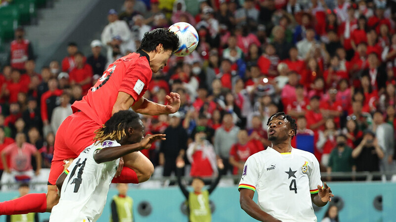 Cho Kyu-seong, da Coreia do Sul, marcou o gol de empate de cabeça durante a partida do Grupo H da Copa do Mundo de 2022 do Catar contra Gana, disputada no Al-Rayyan Education City Stadium em 28 de novembro (horário local) no Catar.  Al-Rayyan / Yonhap News