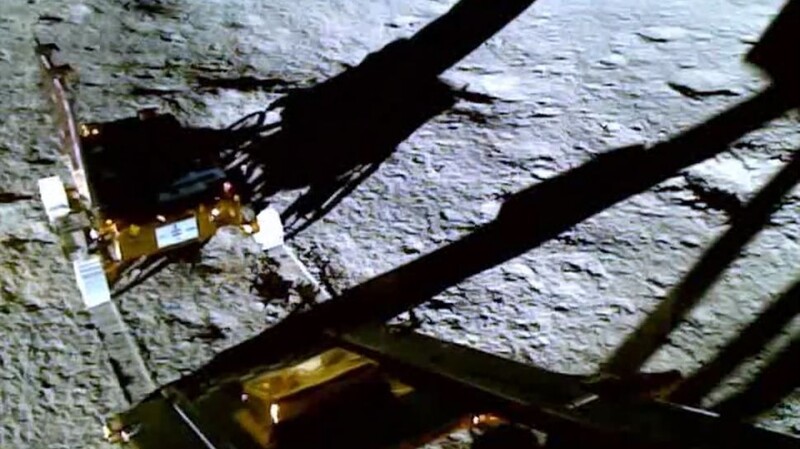 23일 달 남극에 착륙한 직후 착륙선 비크람에서 내려오고 있는 탐사차 프라그얀. 인도우주연구기구 제공